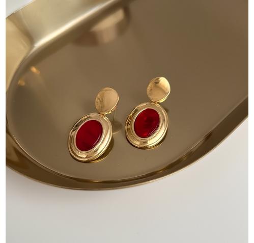 Обеци в овална форма с червен камък