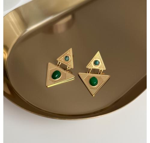 Обеци в триъгълна форма