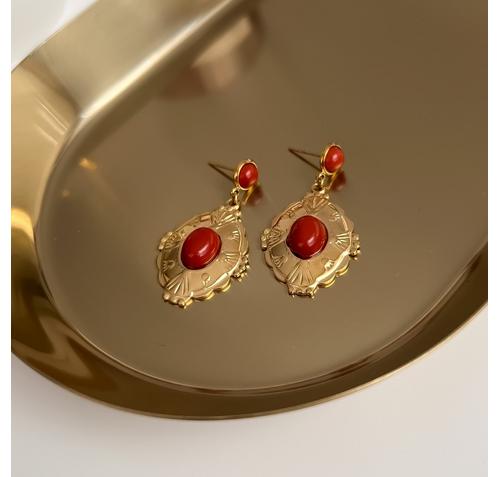 Винтидж обеци с червен детайл