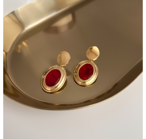 Обеци в овална форма с червен камък