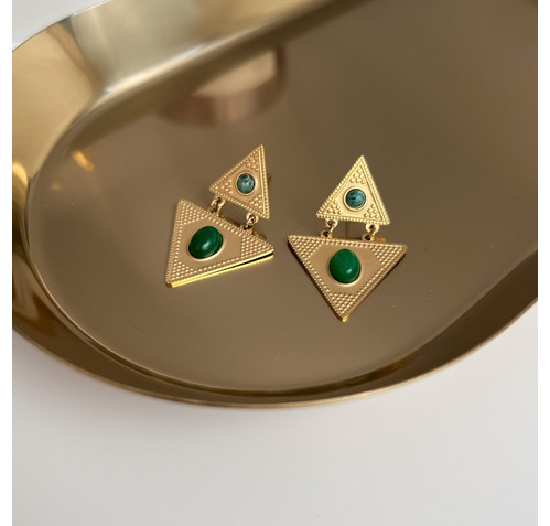 Обеци в триъгълна форма